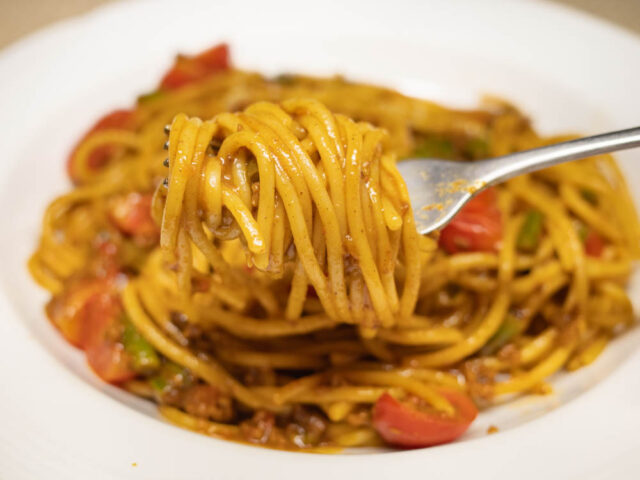パスタをフォークで持ち上げた写真