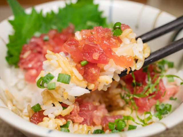 マグロのたたき丼を箸で持ち上げた写真