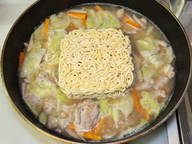 沸騰したらスープを溶かし、麺を加えた写真