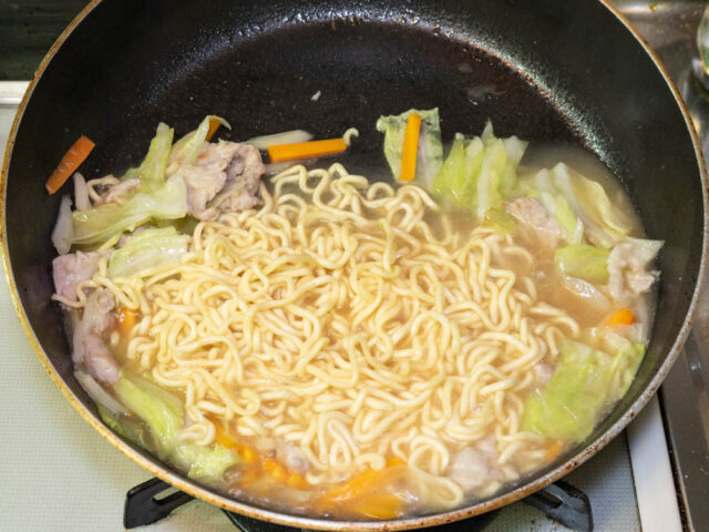麺をほぐして茹でていく写真