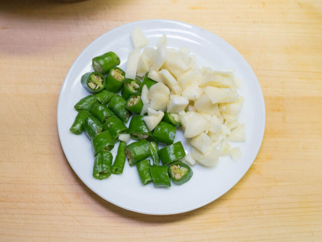 食材の下ごしらえをした写真(ニンニクと青唐辛子)
