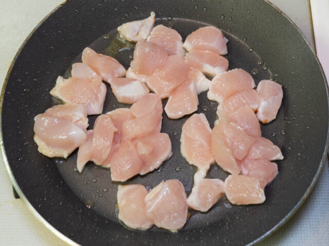 鶏胸肉を炒める写真