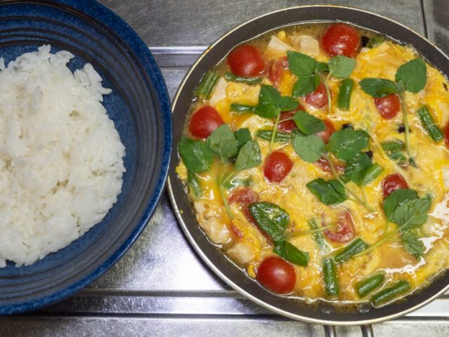 丼によそったご飯と、できあがったフライパンの写真