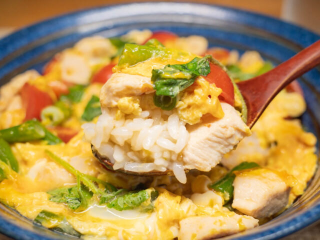 親子丼をスプーンにのせた写真