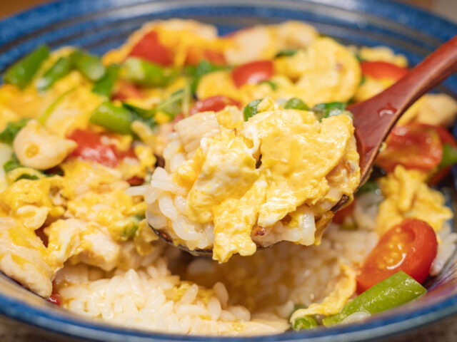 親子丼をスプーンにのせた写真