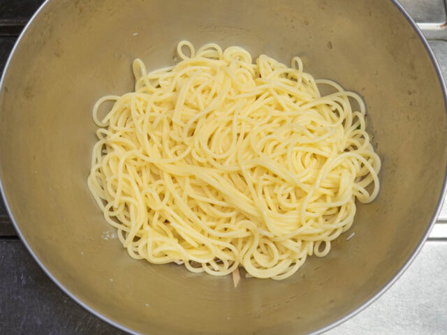 パスタをボウルに合わせた写真