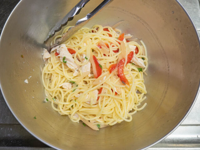 ボウルの中でパスタとソースを混ぜた写真