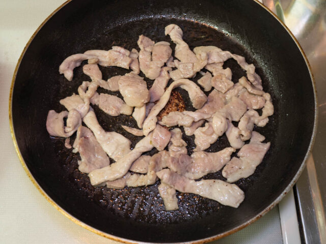 豚肉の色が変わるまで炒めた写真
