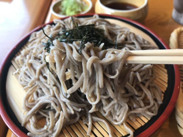 蕎麦を箸で持ち上げた写真