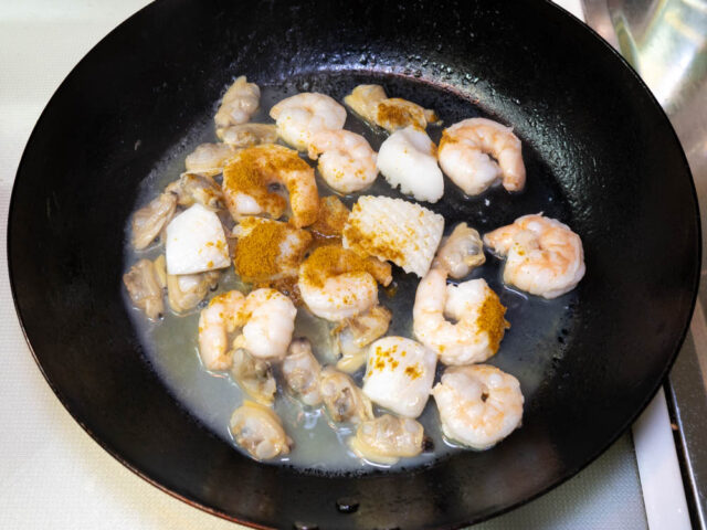 カレー粉を加えた写真