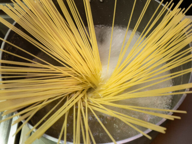 鍋にお湯を沸かし、塩を溶かしてからパスタを入れた写真