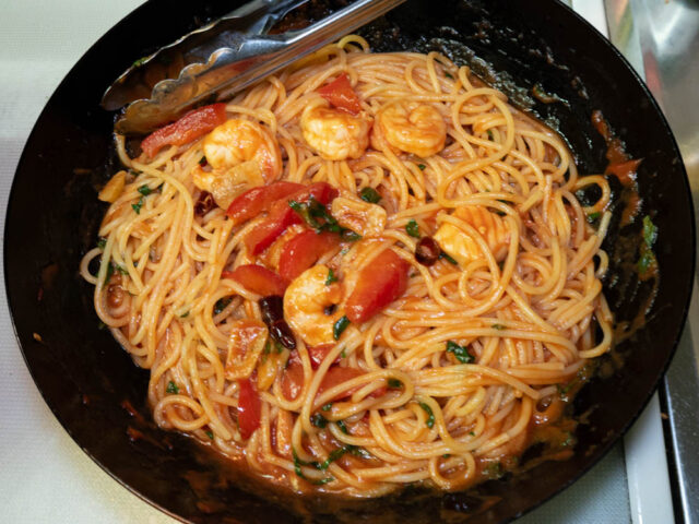 パスタとソースをよく混ぜた写真