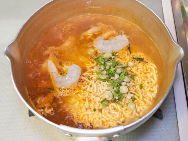 インスタント麺とエビとパクチーを加えた写真