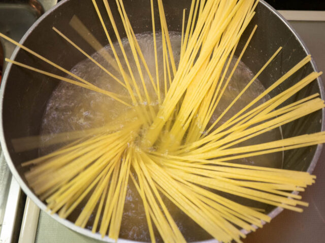 鍋にお湯を沸かし、パスタを入れた写真