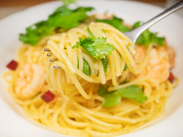パスタとパクチーをフォークで持ち上げた写真