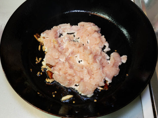鶏胸肉を加えた写真