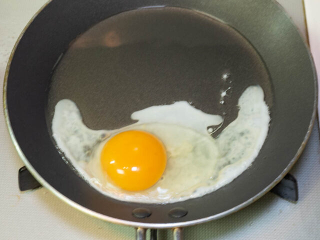 目玉焼きをつくる写真