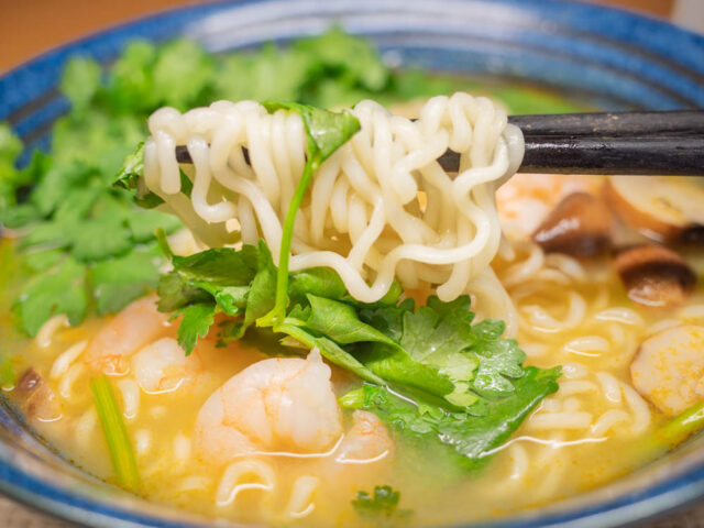 麺とパクチーを箸で持ち上げた写真
