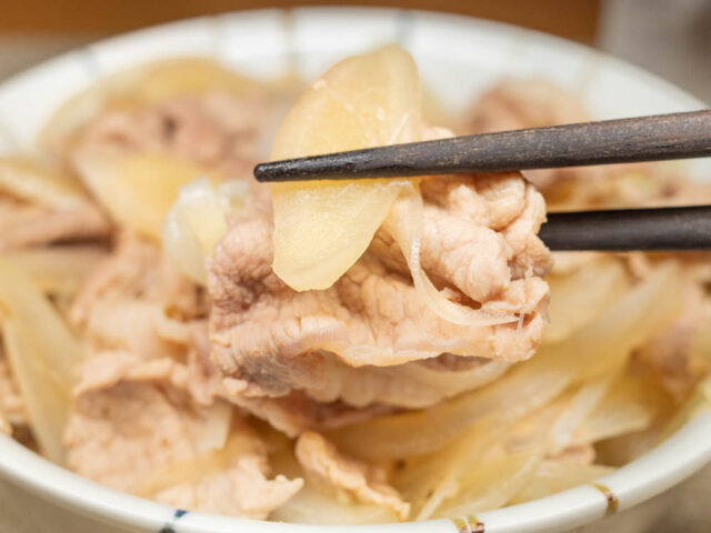 豚肉と新生姜を箸で持ち上げた写真
