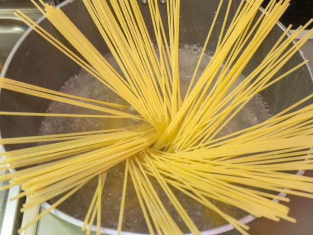 鍋にお湯を沸かし、パスタを入れた写真
