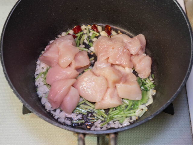 鶏胸肉を加えた写真