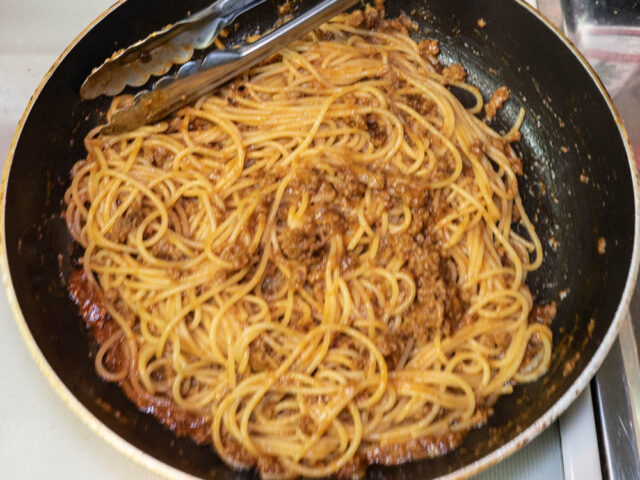 パスタとソースをよく混ぜた写真