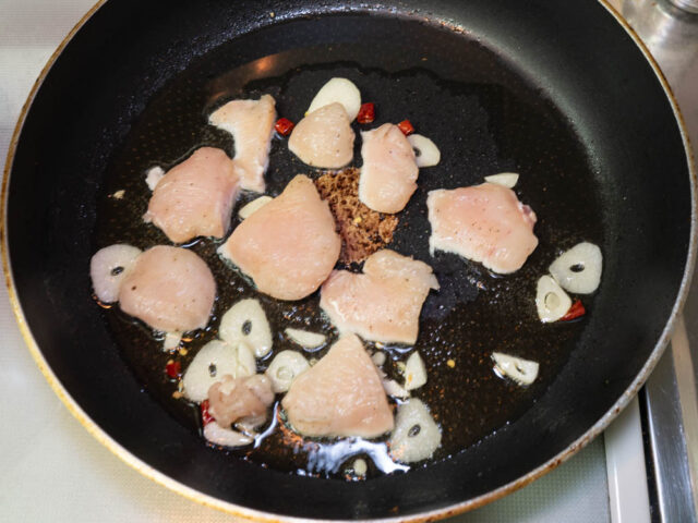 鶏胸肉を加えた写真