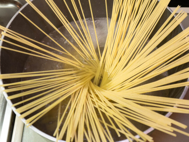 鍋にお湯を沸かし、塩をとかしてからパスタを入れた写真