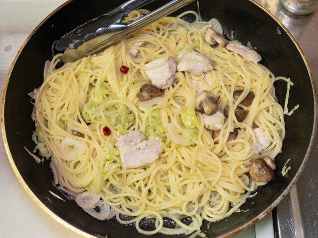 パスタとソースをよく混ぜた写真