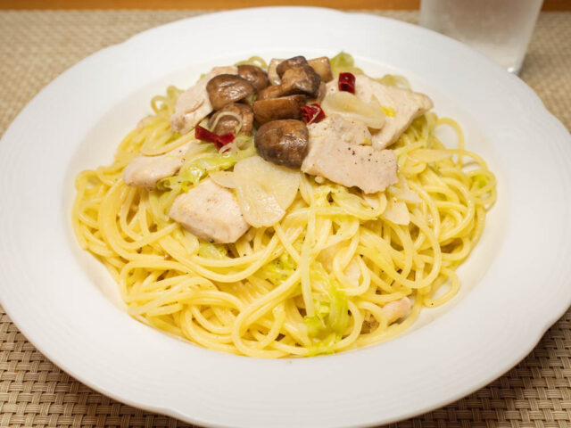 鶏胸肉とマッシュルームとキャベツのパスタ