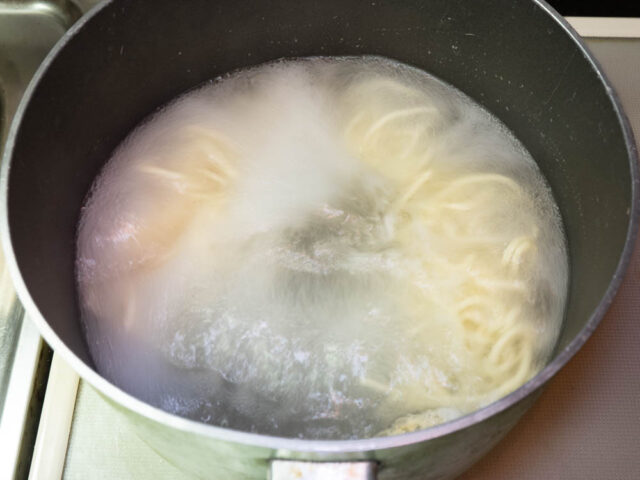 鍋のお湯を沸かして中華麺を茹でる写真
