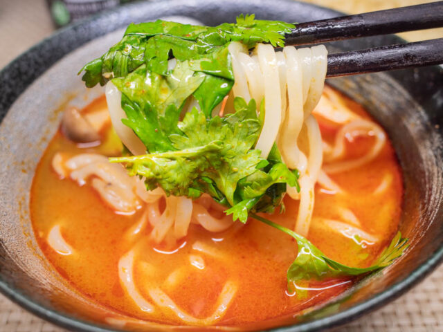 麺とパクチーを箸で持ち上げた写真