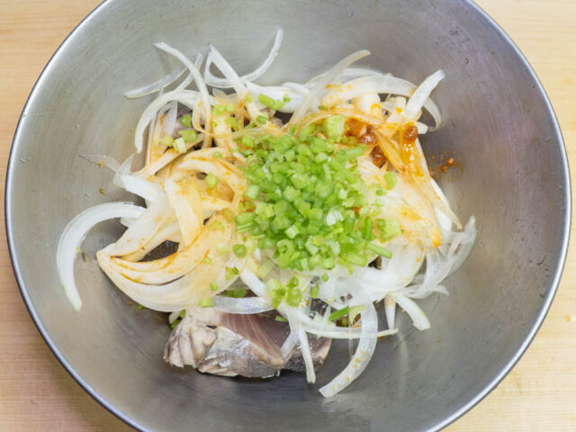 ボウルに食材と調味料を入れた写真