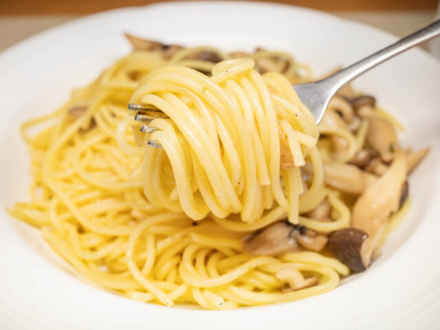 パスタをフォークで持ち上げた写真