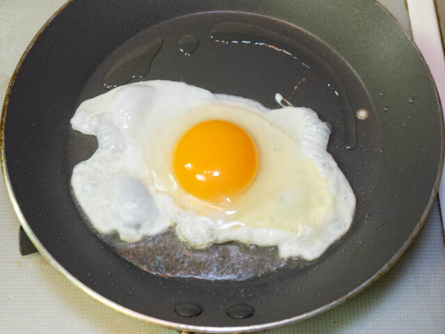 目玉焼きをつくる写真