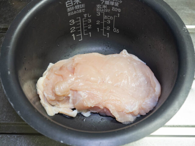 炊飯器の内釜に鶏胸肉を入れた写真