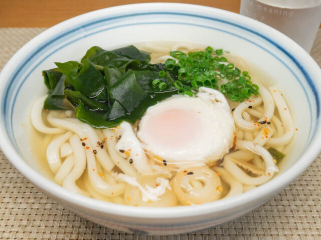 松茸味のお吸い物でつくる、おぼろ月見わかめうどん