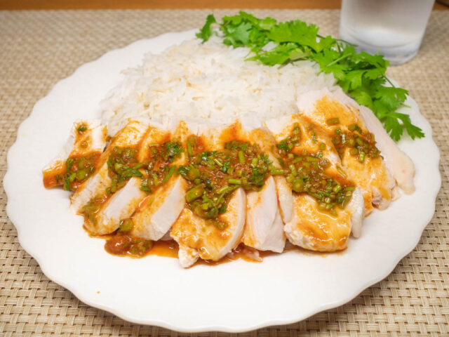 絶対にカオマンガイではないけど、旨いカオガイトムヤム ข้าวมไก่ต้มยำ 酸辣鶏飯