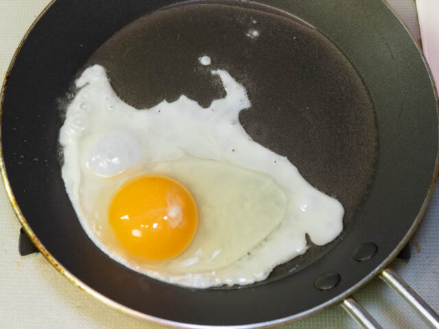目玉焼きをつくる写真