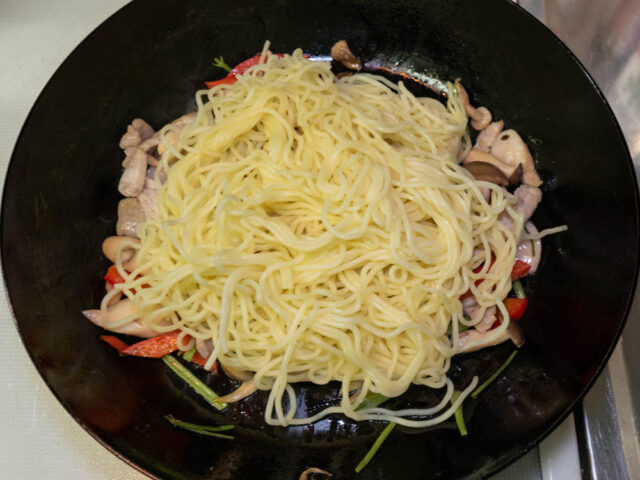 焼きそば麺を加えた写真