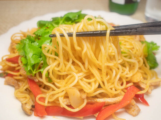 焼きそば麺を箸で持ち上げた写真