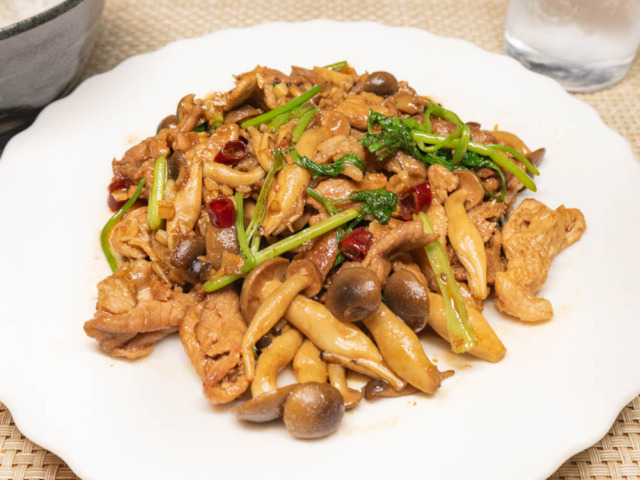 豚肉とぶなしめじのパクチー炒め