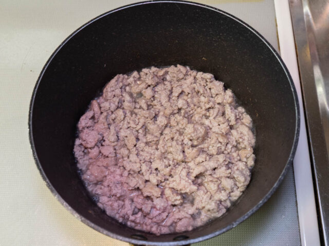 豚挽肉の色が変わるまで炒めた写真