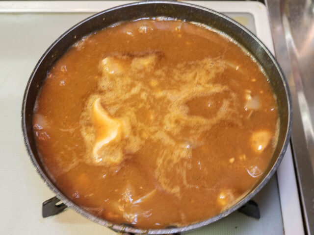 カレールーを溶かして、さらに煮込んでいる写真