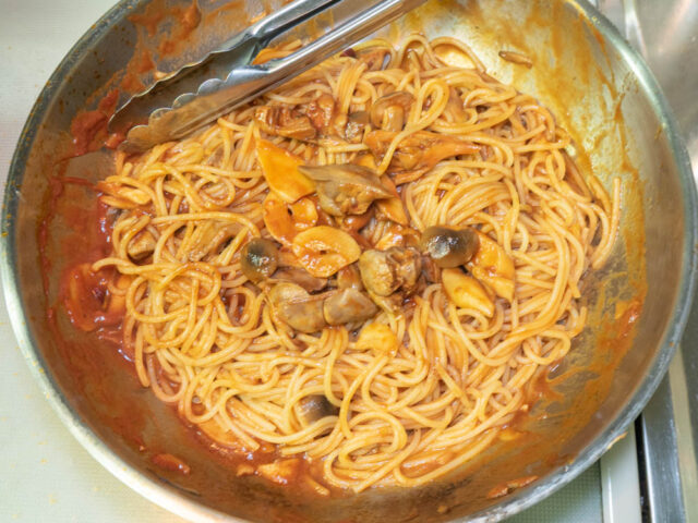 パスタとソースを混ぜた写真
