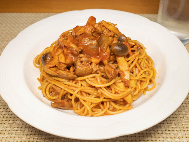 鶏もつときのこのトマトソースパスタ