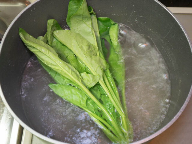 鍋にお湯を沸かし、ほうれん草を入れた写真