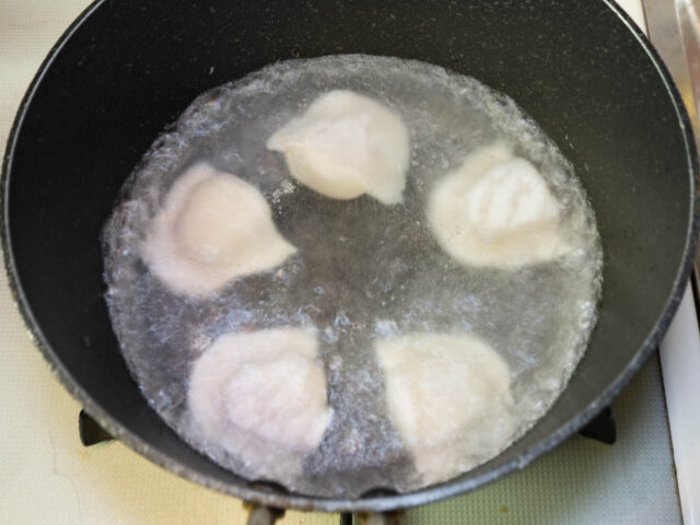 冷凍餃子を茹でる写真