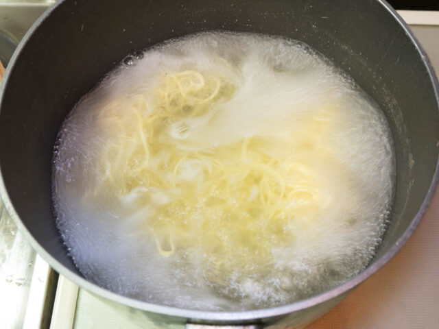 麺を茹でる写真