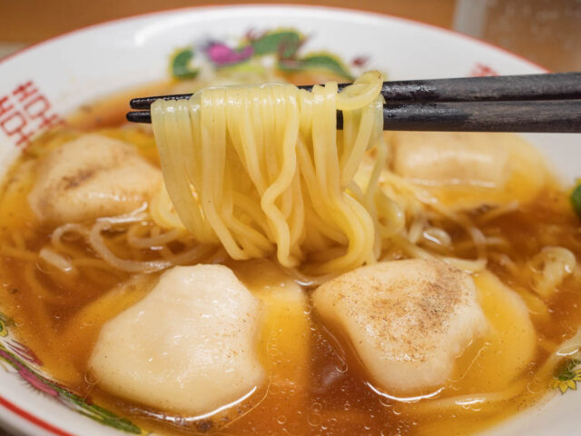 麺を箸で持ち上げた写真